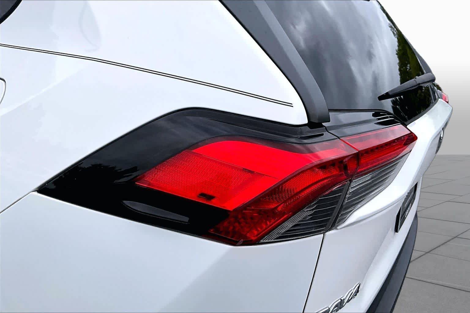 Used 2020 Toyota RAV4 XLE Premium AWD/4WD image 29