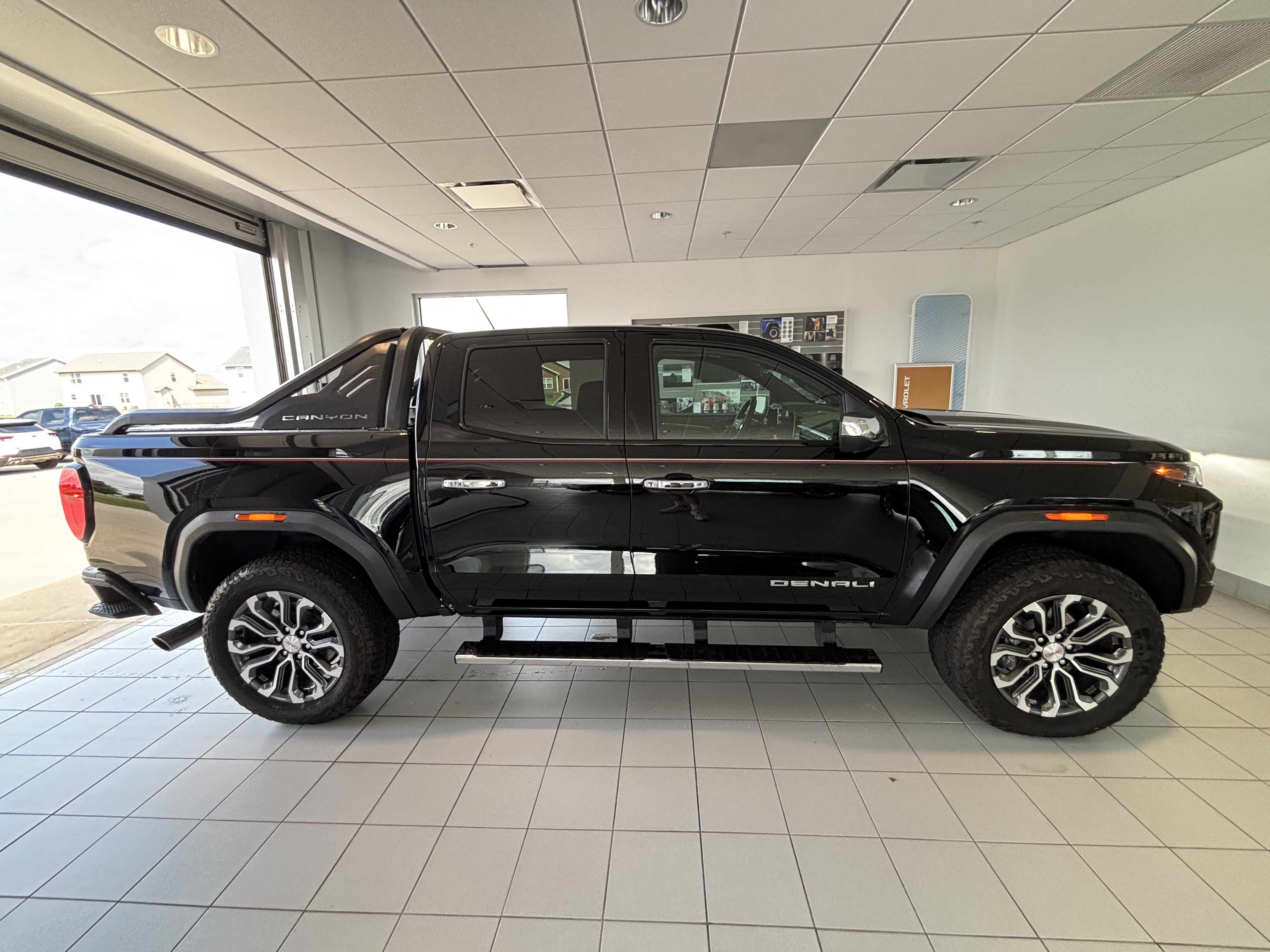Used 2025 GMC Canyon Denali AWD/4WD image 6
