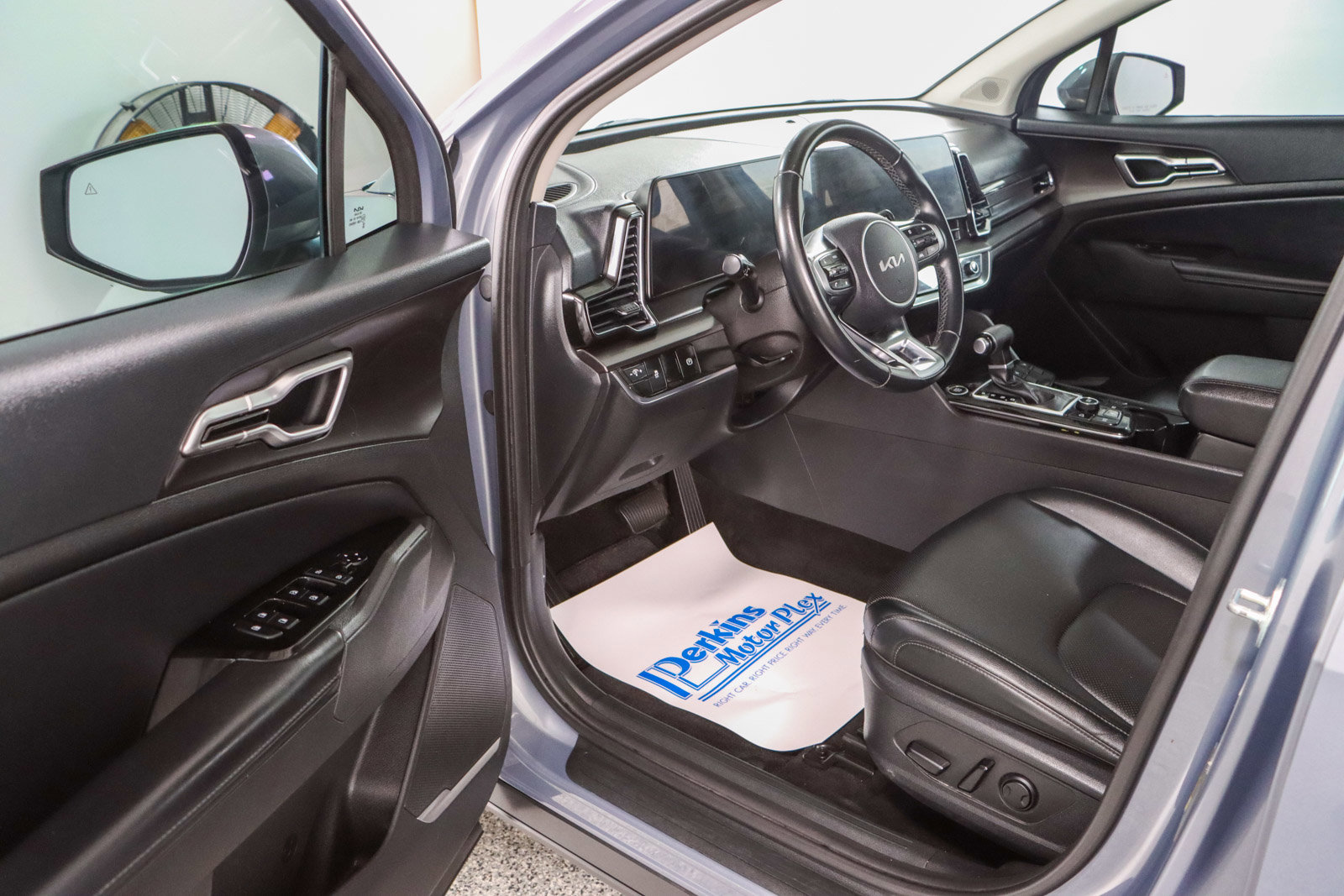 Used 2023 Kia Sportage EX FWD image 3