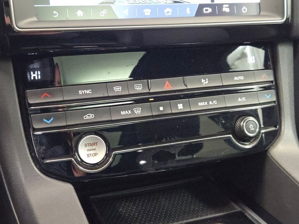 Used 2019 Jaguar F-PACE Premium image 33