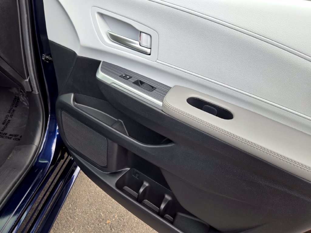 Used 2025 Toyota Sienna XLE FWD image 24