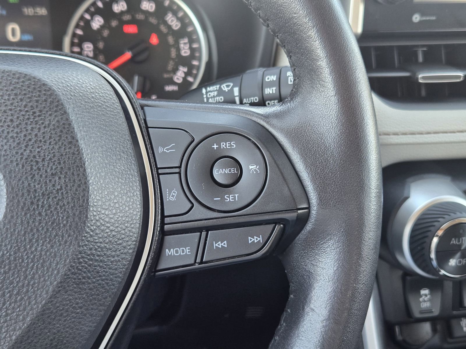 Used 2022 Toyota RAV4 XLE Premium image 32