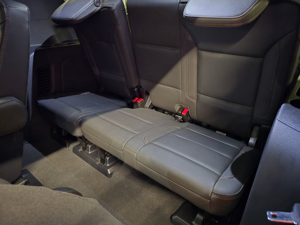 Used 2025 Chevrolet Suburban High Country RWD image 35