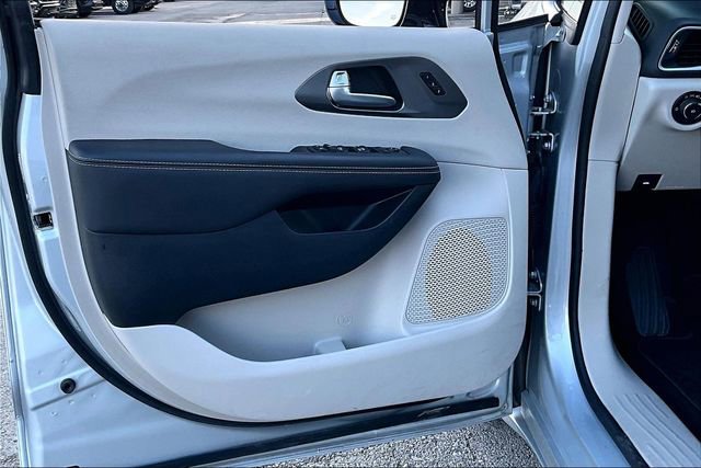 Used 2024 Chrysler Pacifica Touring-L image 20