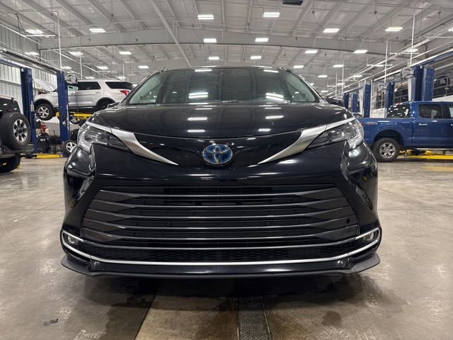 Used 2024 Toyota Sienna Limited AWD/4WD image 2