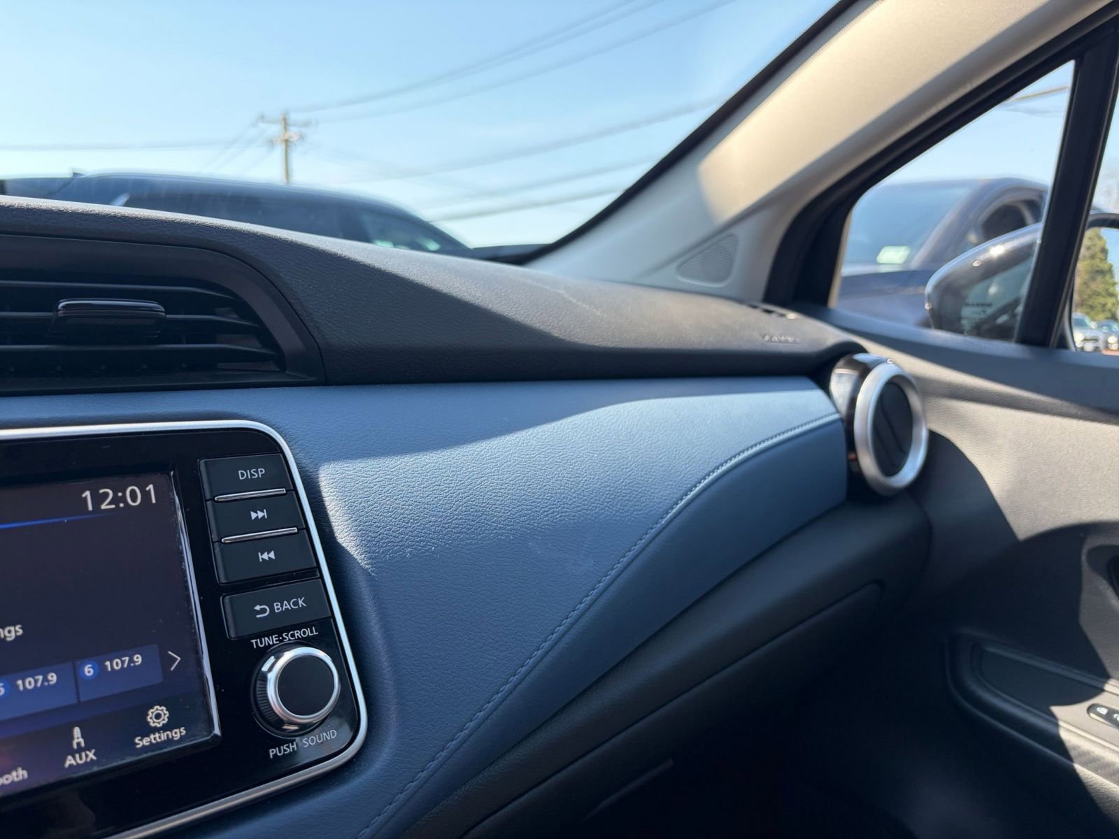 Used 2025 Nissan Versa SV FWD image 33