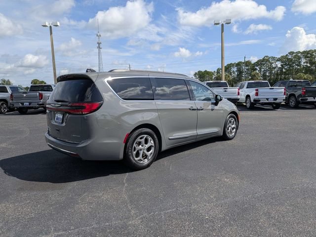 Used 2023 Chrysler Pacifica Limited FWD image 3
