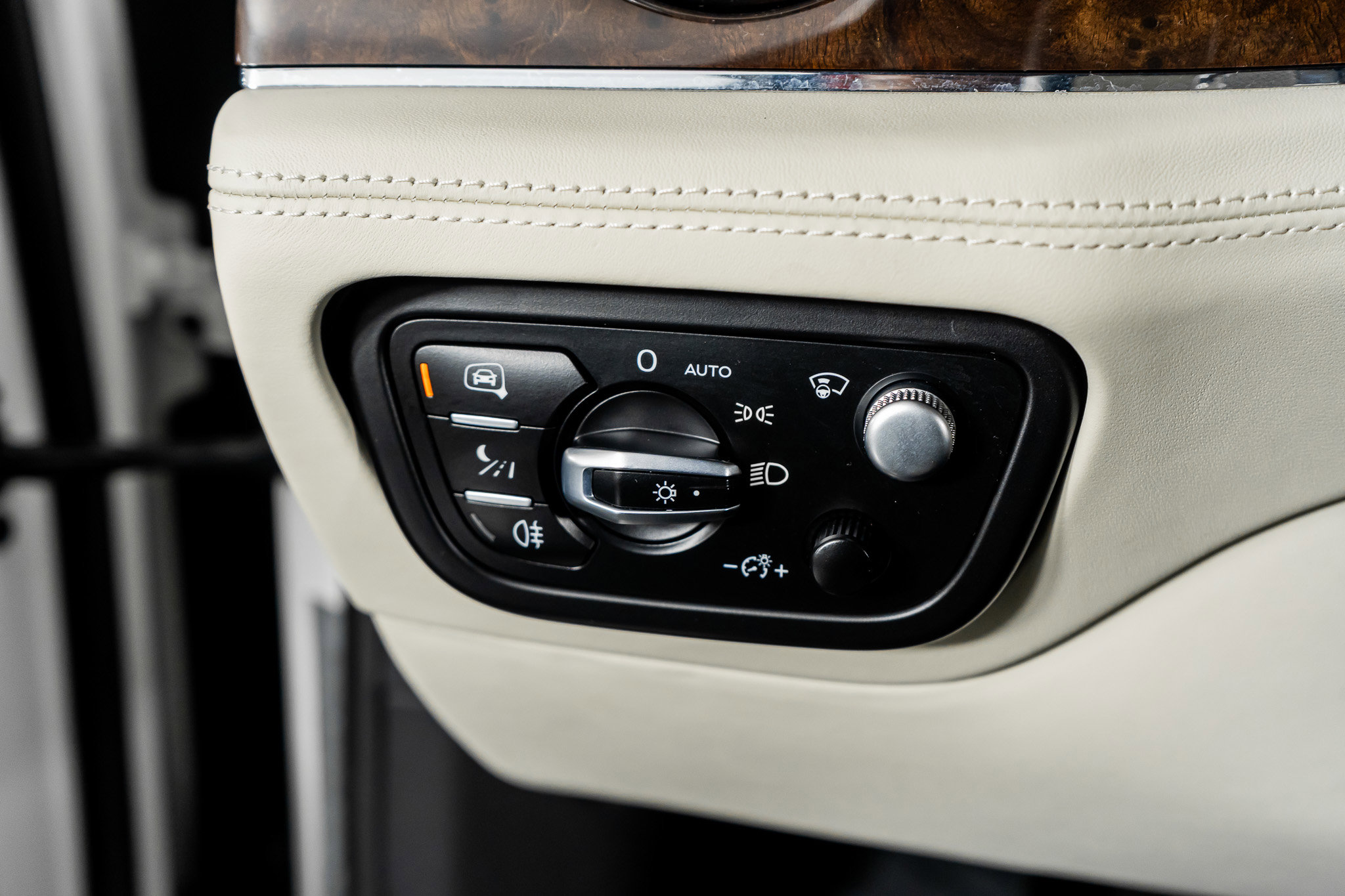 Used 2023 Bentley Bentayga Extended Wheelbase image 41