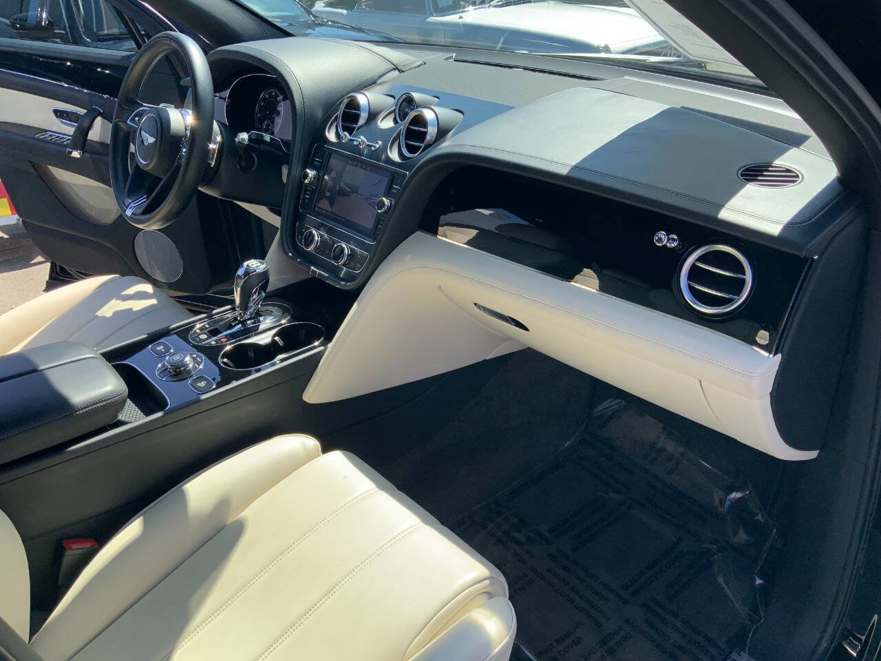 Used 2019 Bentley Bentayga AWD/4WD image 34