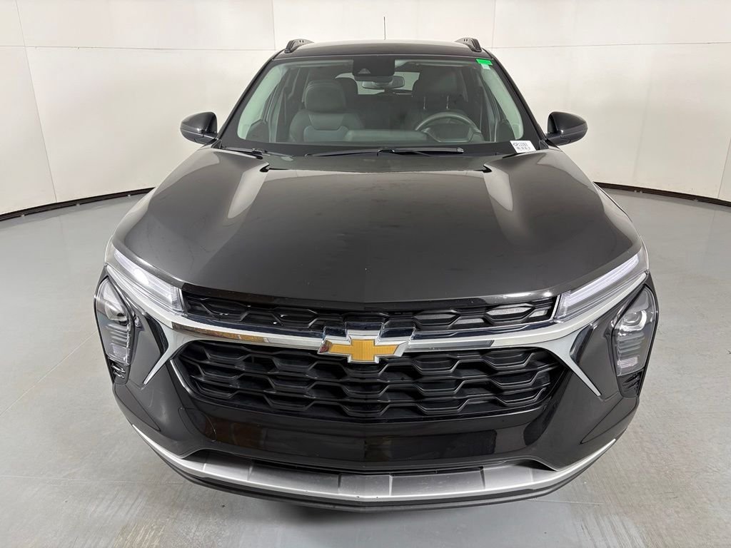 Used 2025 Chevrolet Trax LT FWD image 3