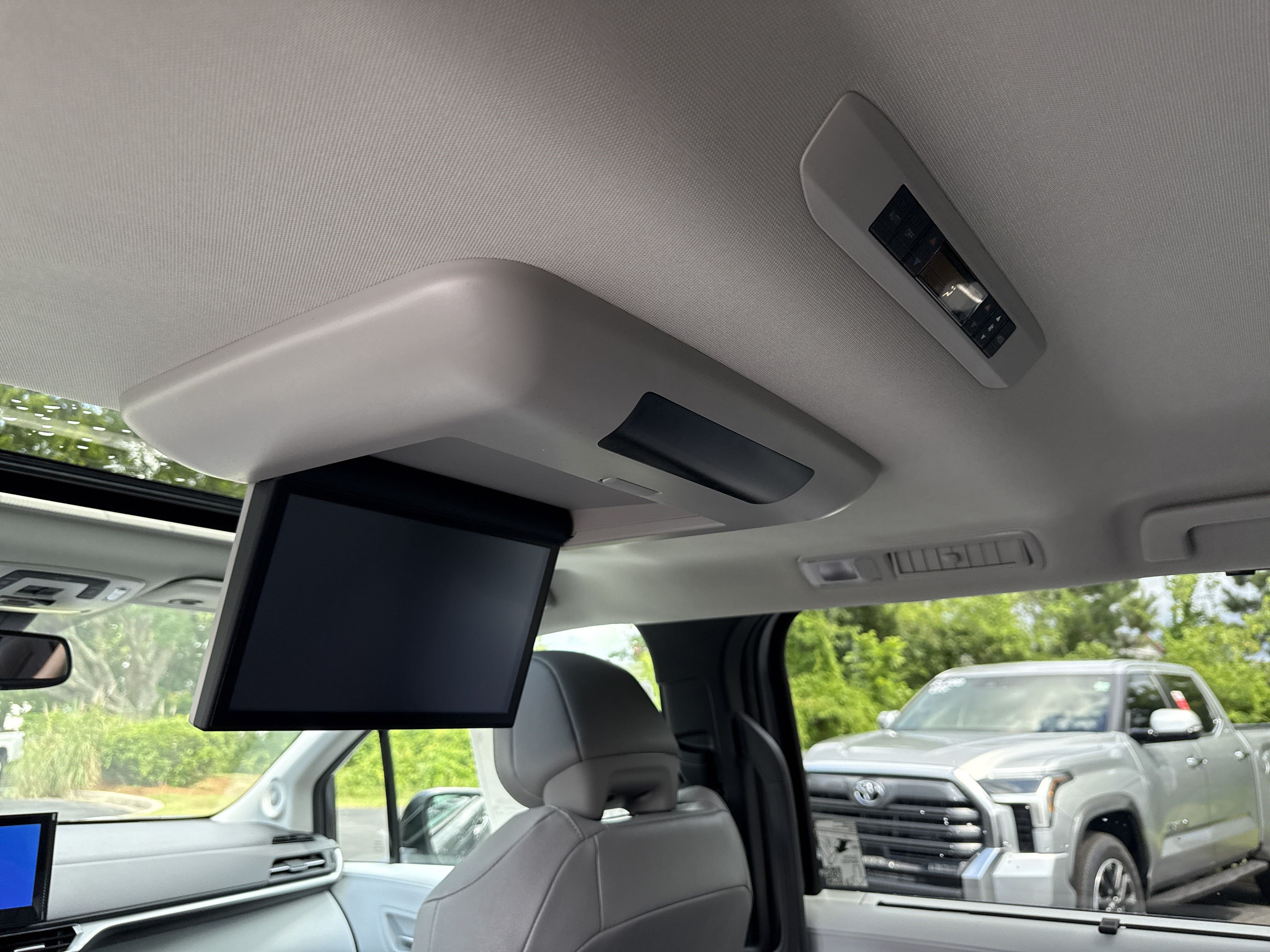 New 2025 Toyota Sienna XLE w/ XLE Plus Package FWD image 29