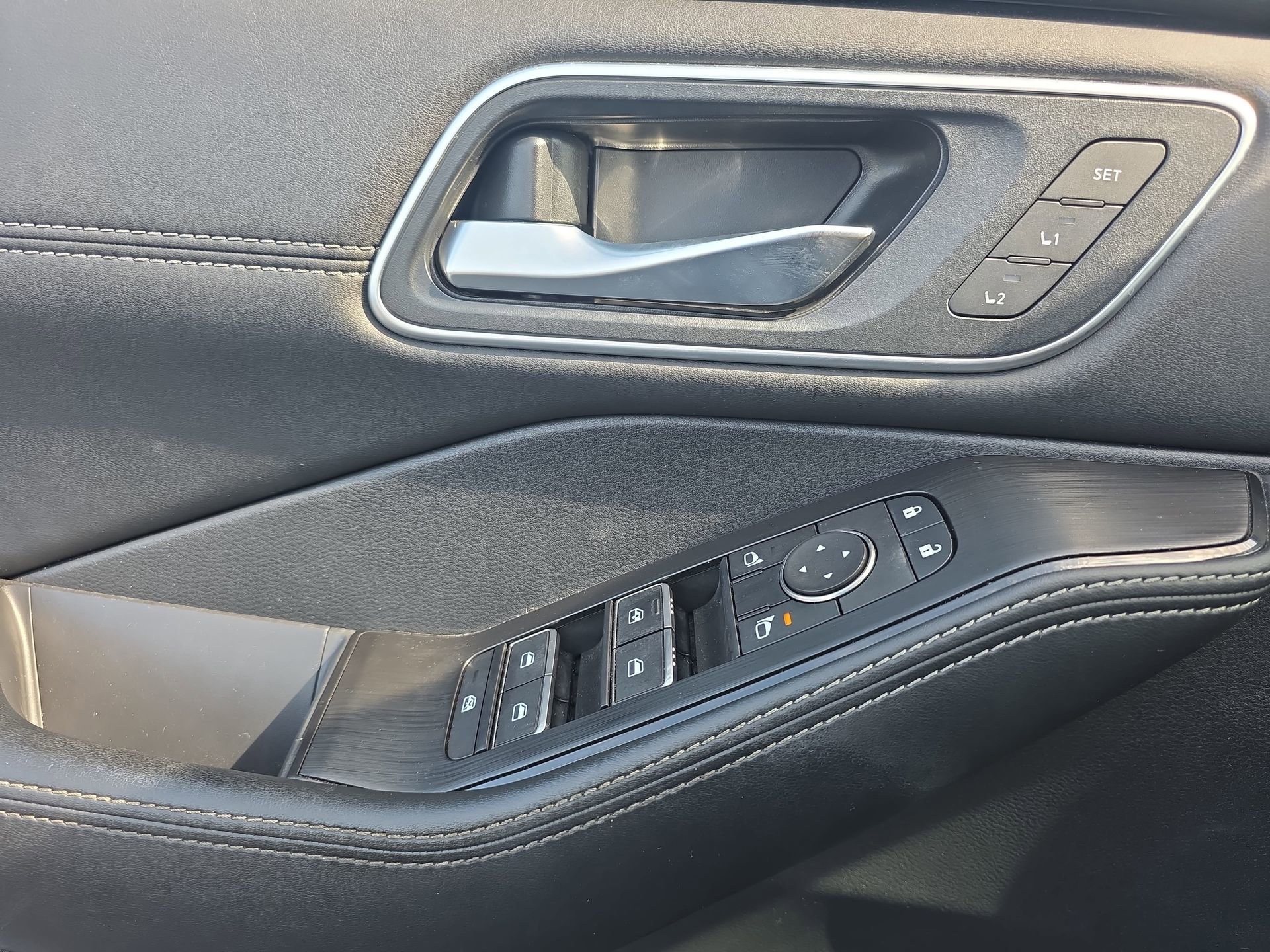 Used 2025 Nissan Rogue Platinum AWD/4WD image 27