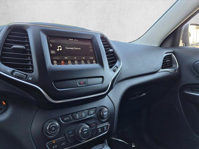 Used 2019 Jeep Cherokee Latitude Plus w/ Cold Weather Group AWD/4WD image 12
