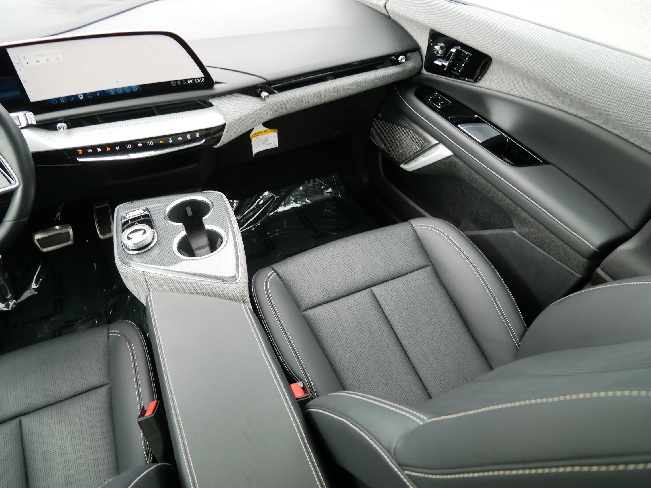 Certified 2025 Cadillac Optiq Sport 2 w/ LPO, Floor Liner Package AWD/4WD image 11