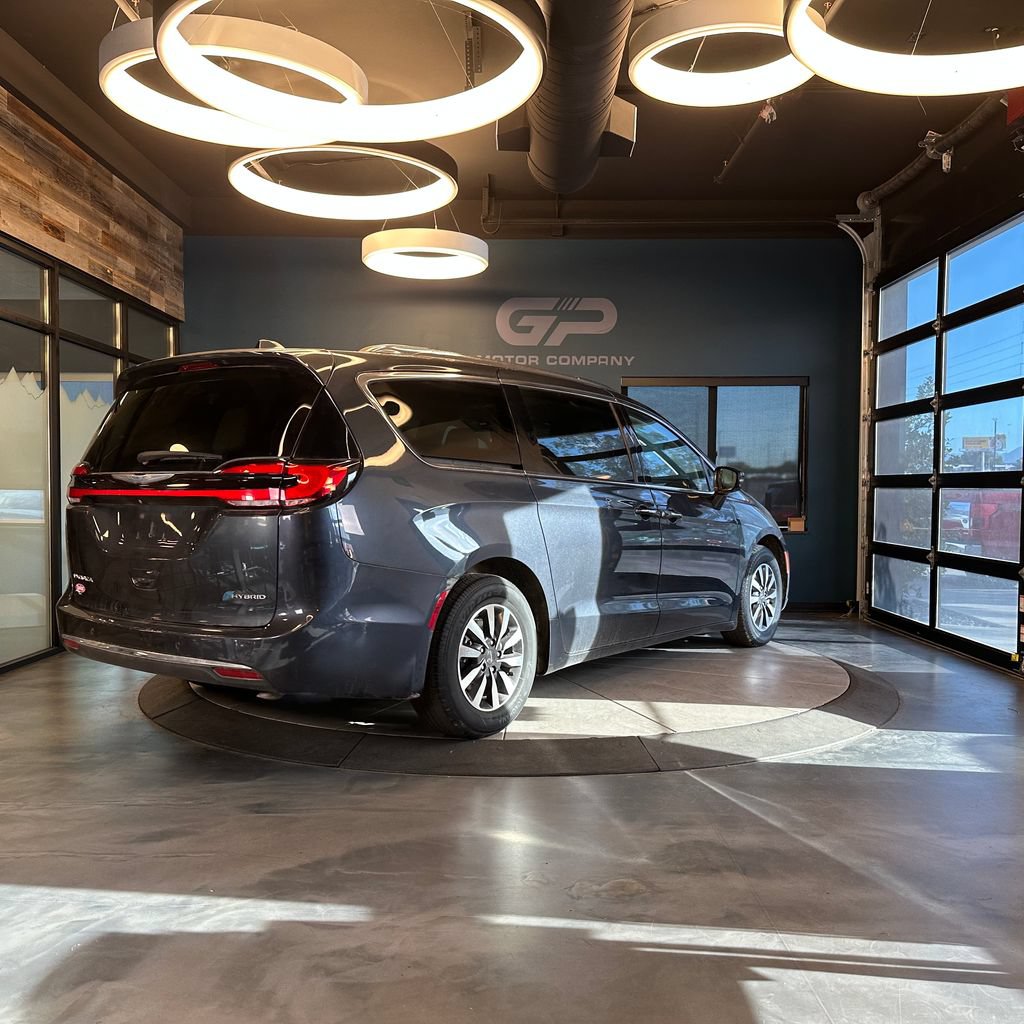 Used 2021 Chrysler Pacifica Touring-L FWD image 3