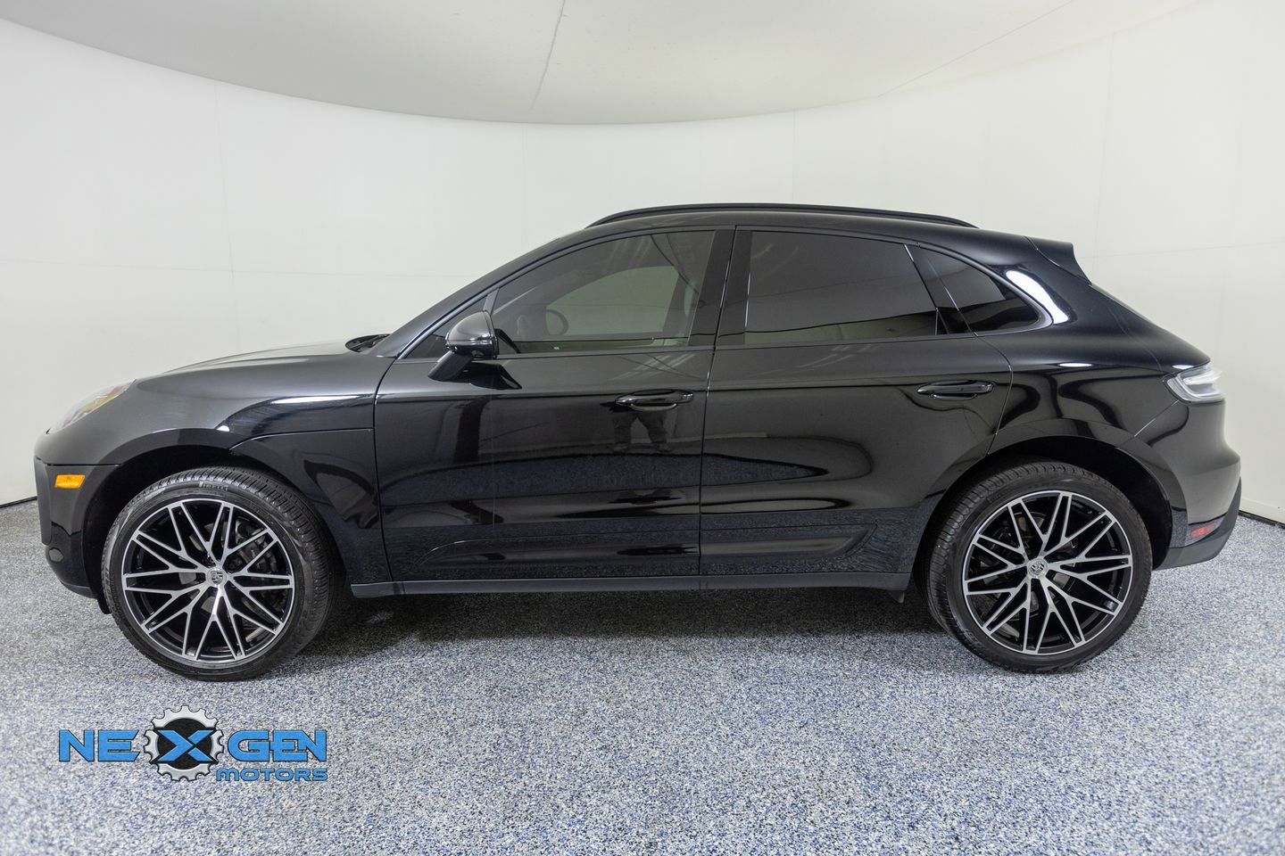 Used 2024 Porsche Macan AWD/4WD image 4
