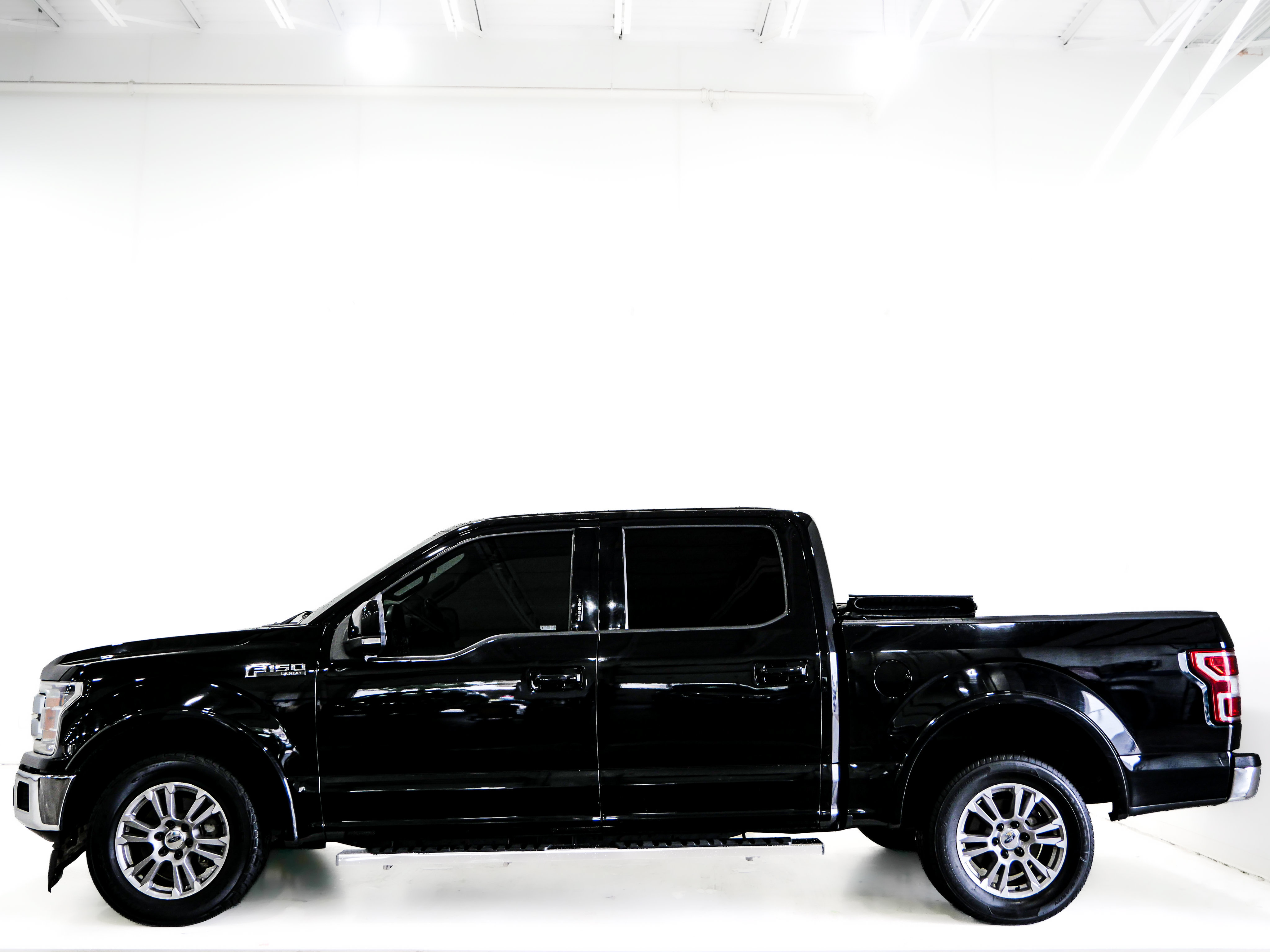 Used 2019 Ford F150 Lariat RWD image 4