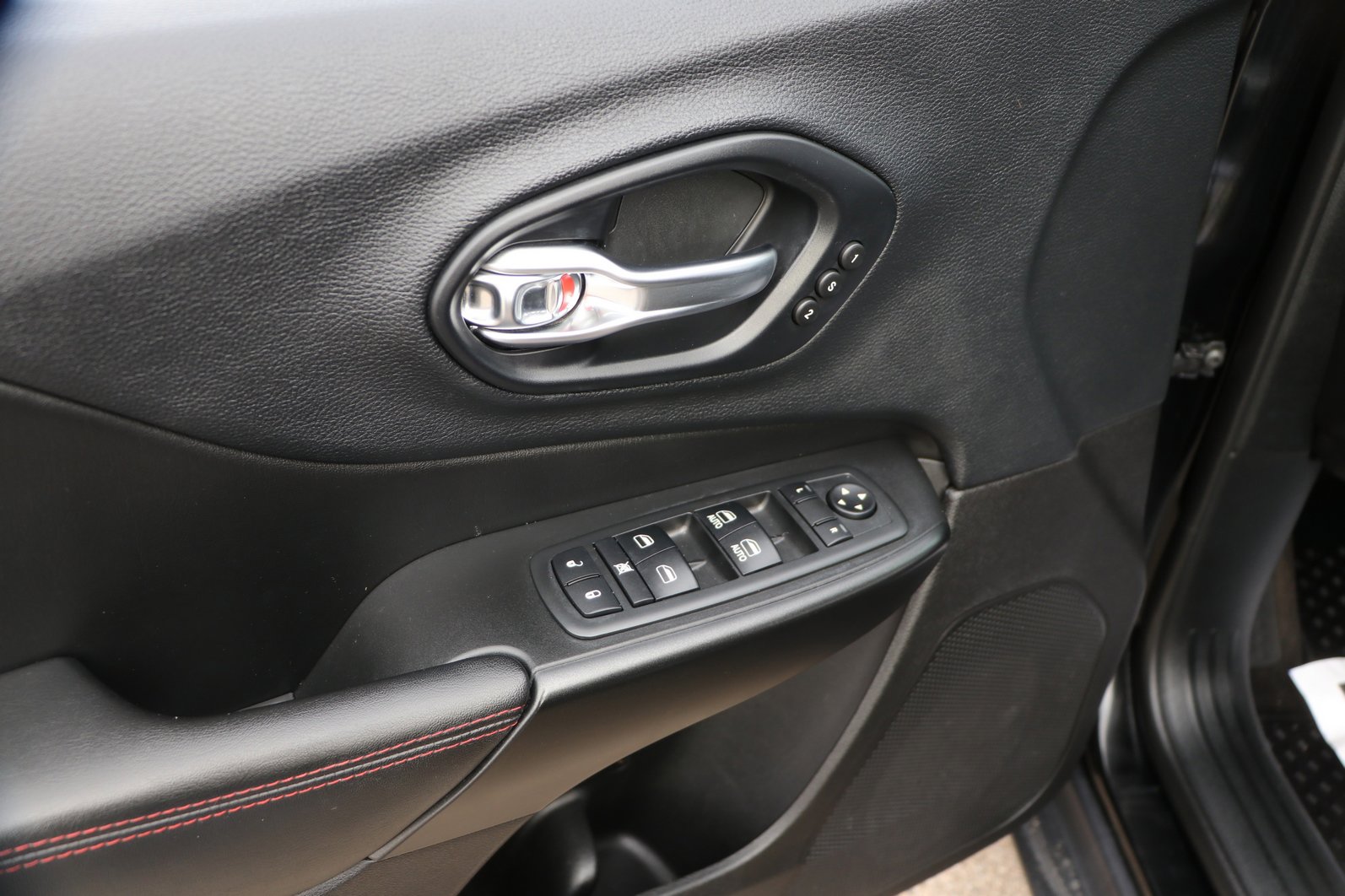 Used 2019 Jeep Cherokee Trailhawk AWD/4WD image 10