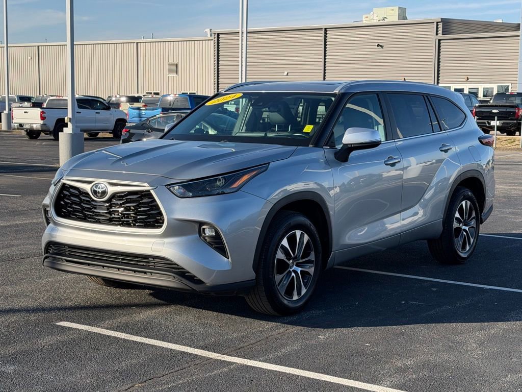 Used 2024 Toyota Highlander XLE image 9