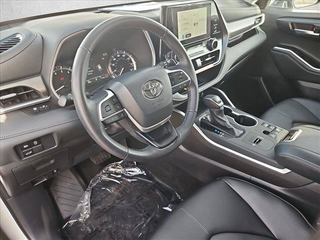 Used 2025 Toyota Highlander XLE FWD image 13