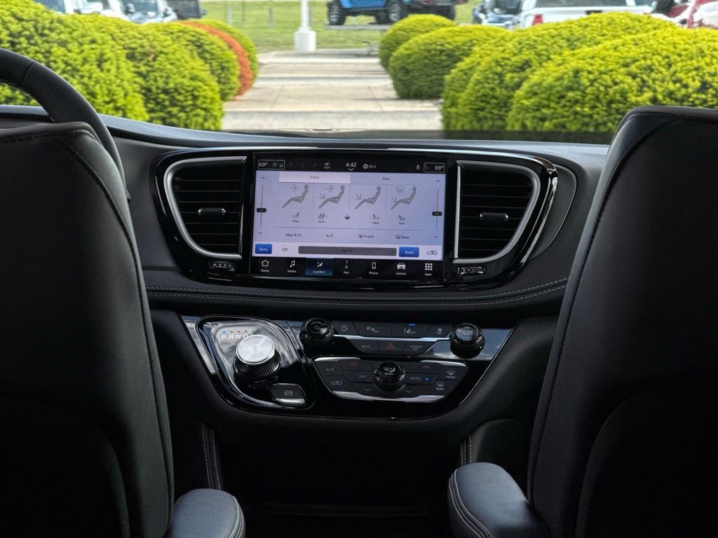New 2027 Chrysler Pacifica Limited FWD image 55