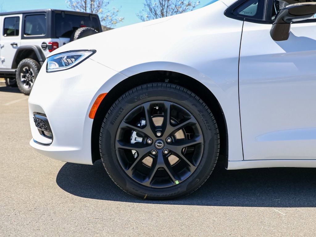 New 2026 Chrysler Pacifica Select w/ S Appearance Package FWD image 11