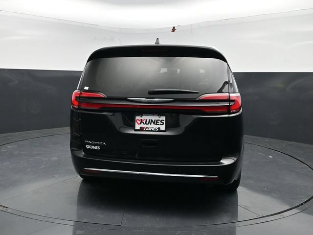 Used 2024 Chrysler Pacifica Touring-L FWD image 7