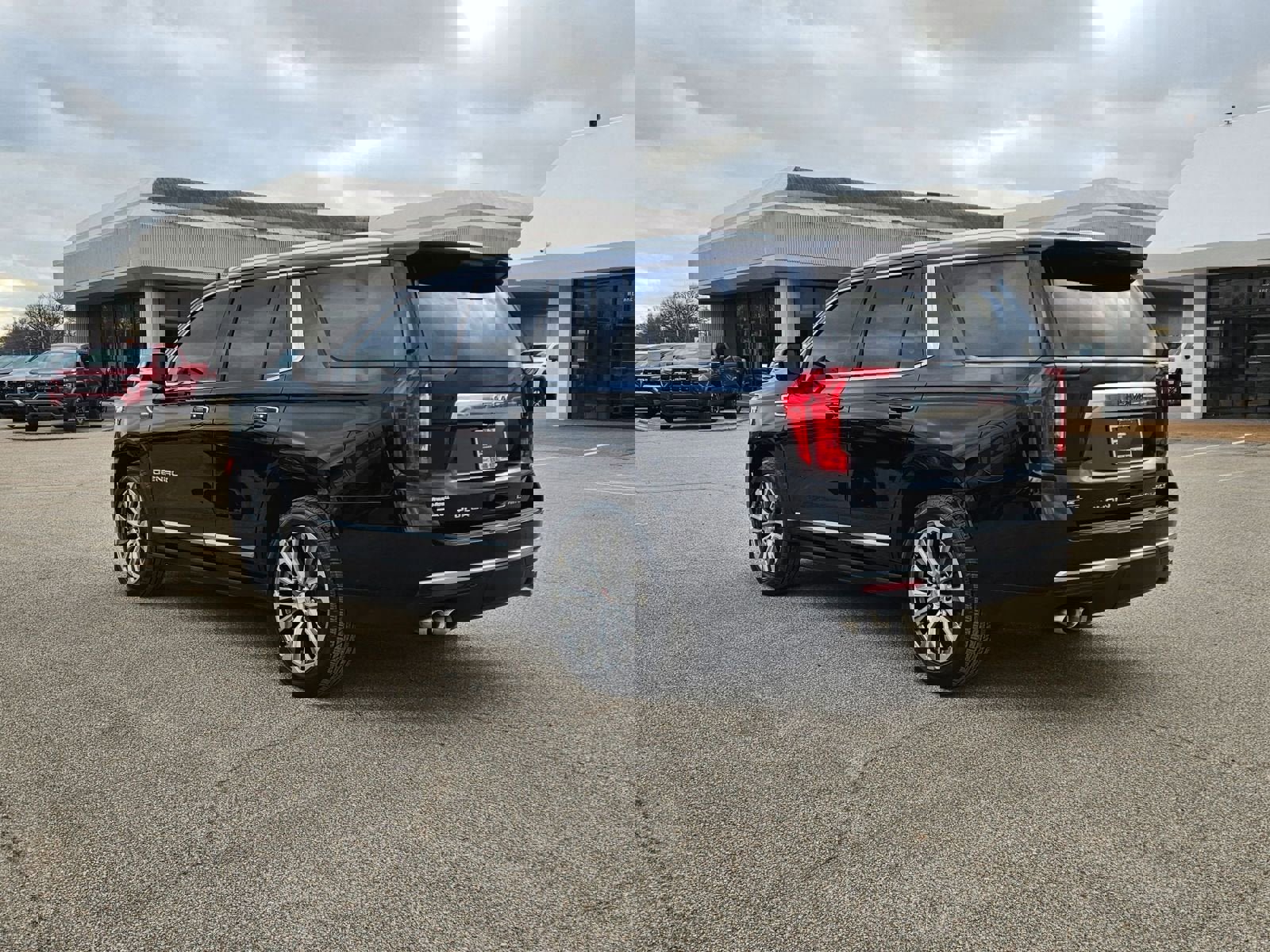 Used 2021 GMC Yukon Denali w/ Denali Premium Package image 3