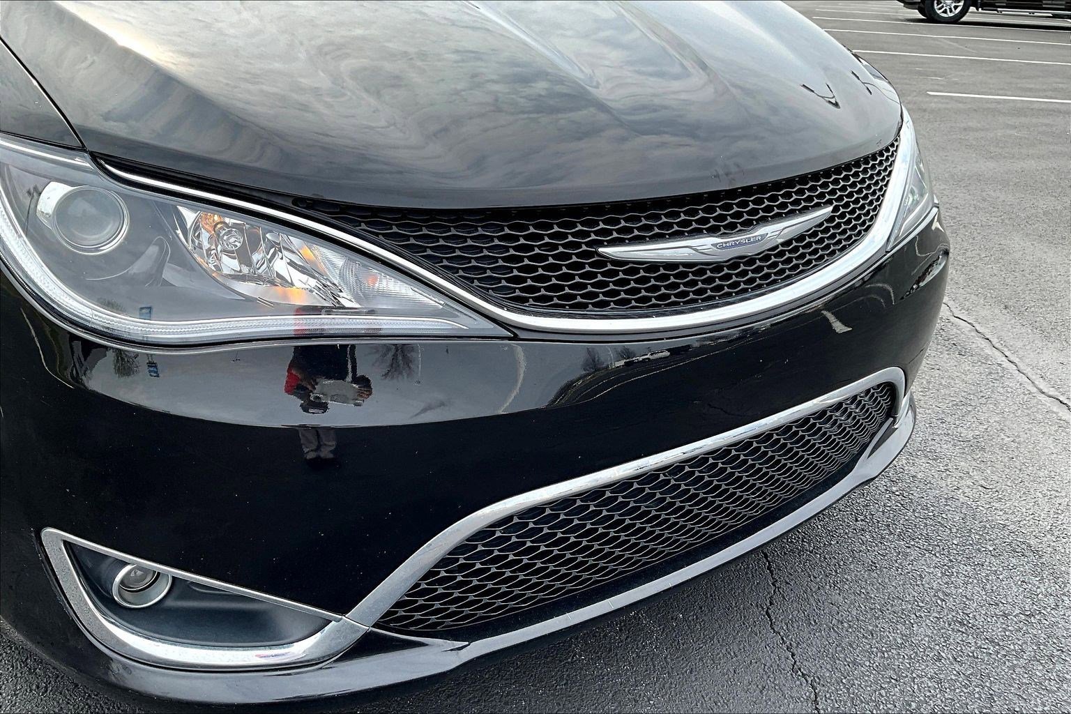 Used 2018 Chrysler Pacifica Touring-L image 34