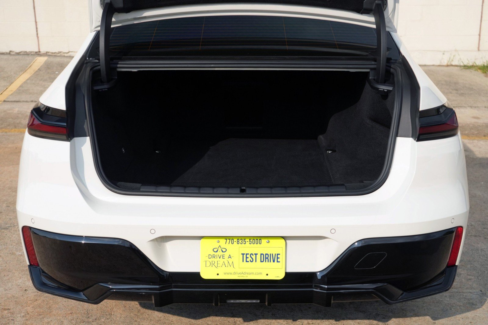 Used 2024 BMW i7 xDrive60 w/ Premium Package AWD/4WD image 9