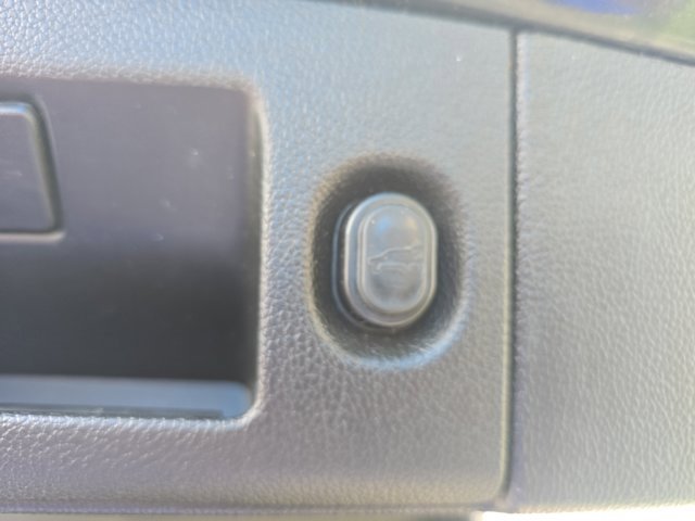 Used 2018 Cadillac Escalade ESV Premium Luxury image 14