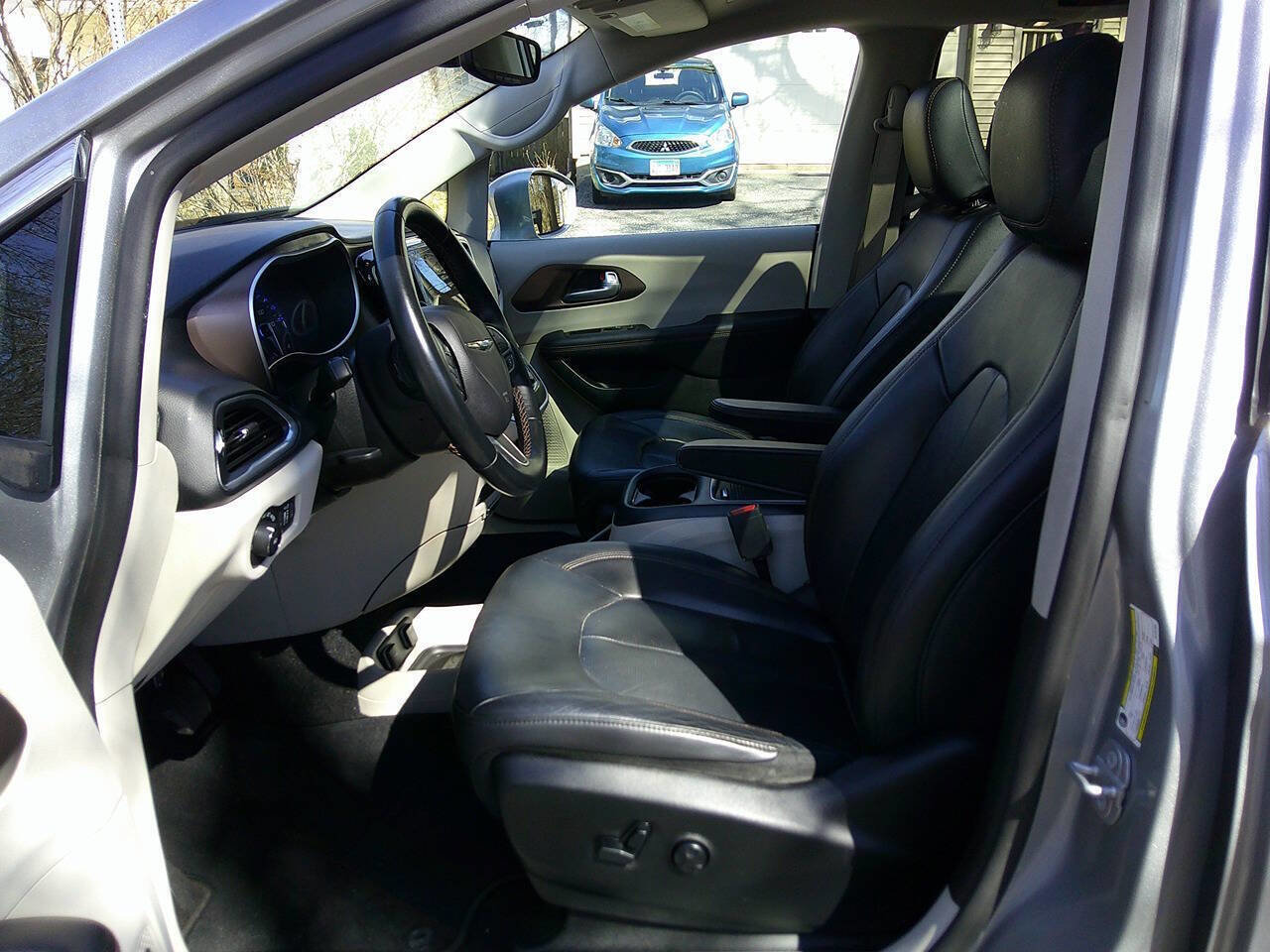 Used 2018 Chrysler Pacifica Touring-L Plus w/ Advanced Safetytec Group image 9