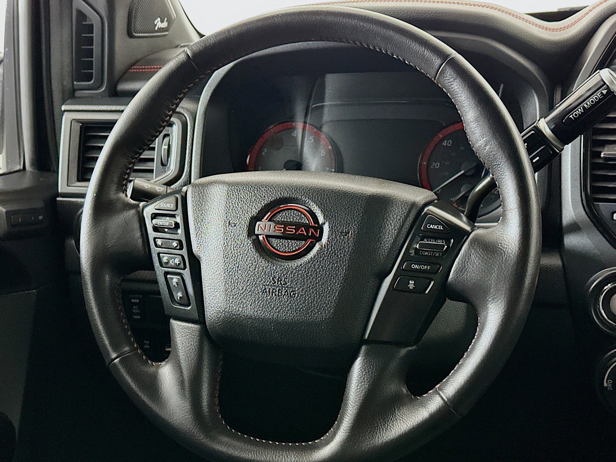 Used 2024 Nissan Titan PRO-4X w/ Pro-4x Convenience Package image 8