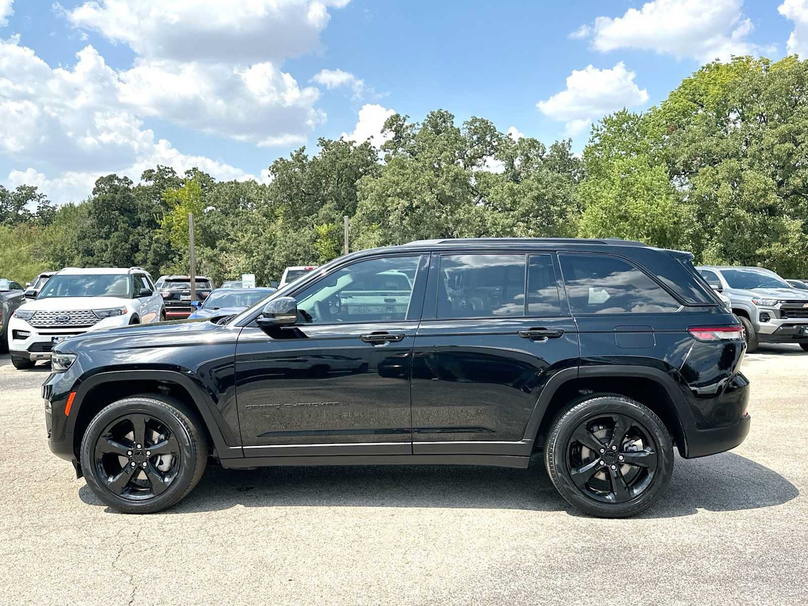 Used 2023 Jeep Grand Cherokee Limited w/ Black Appearance Package AWD/4WD image 12