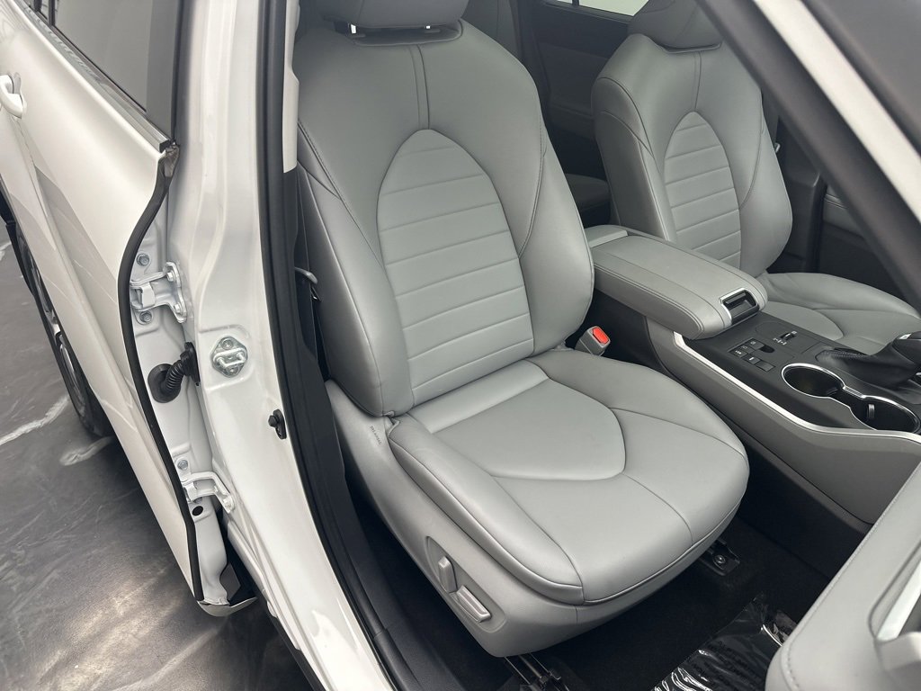 Used 2023 Toyota Highlander XLE image 9