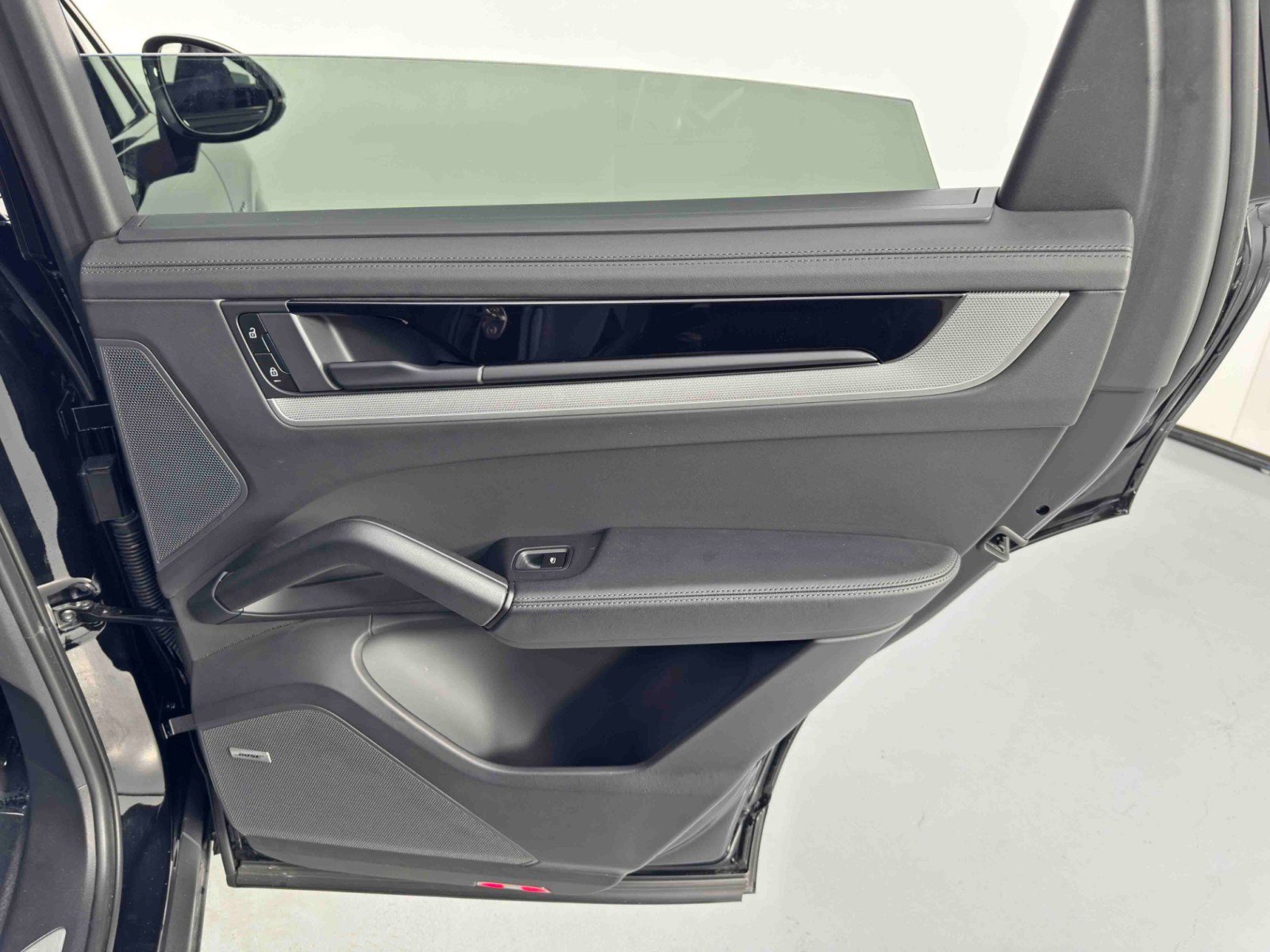 Used 2024 Porsche Cayenne w/ Premium Package image 47