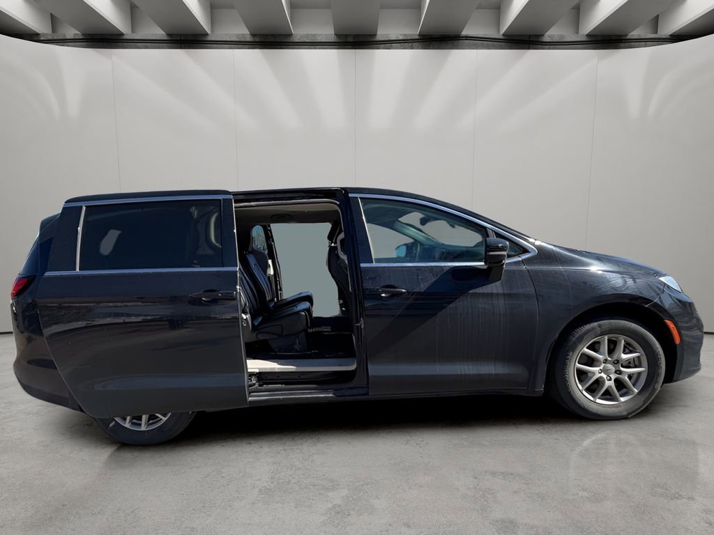 Used 2024 Chrysler Pacifica Touring-L image 7