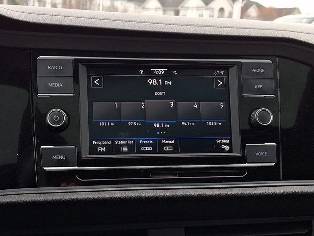 Used 2023 Volkswagen Jetta SE w/ Panoramic Sunroof Package FWD image 22