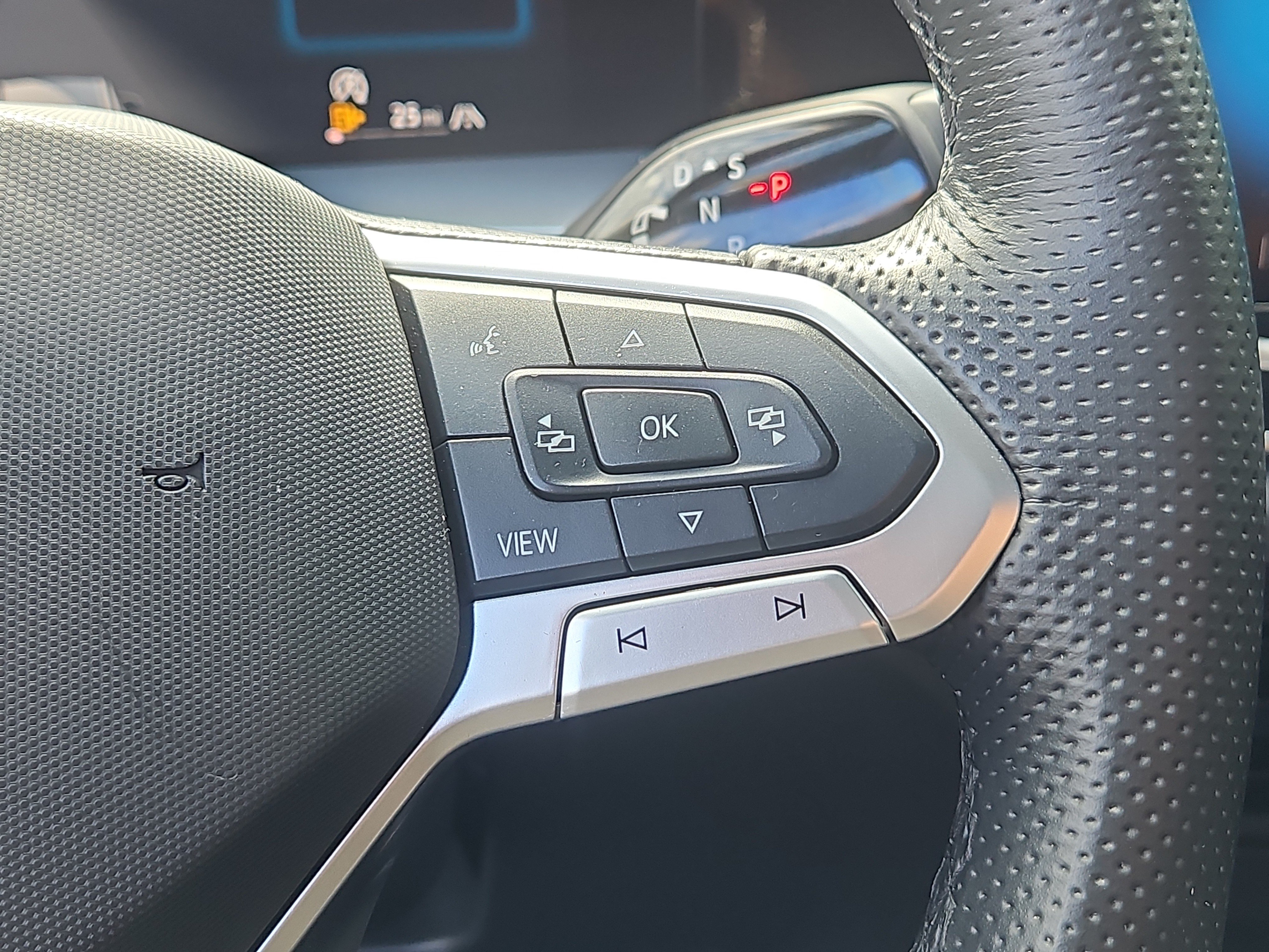 Used 2025 Volkswagen Tiguan SE R-Line AWD/4WD image 19