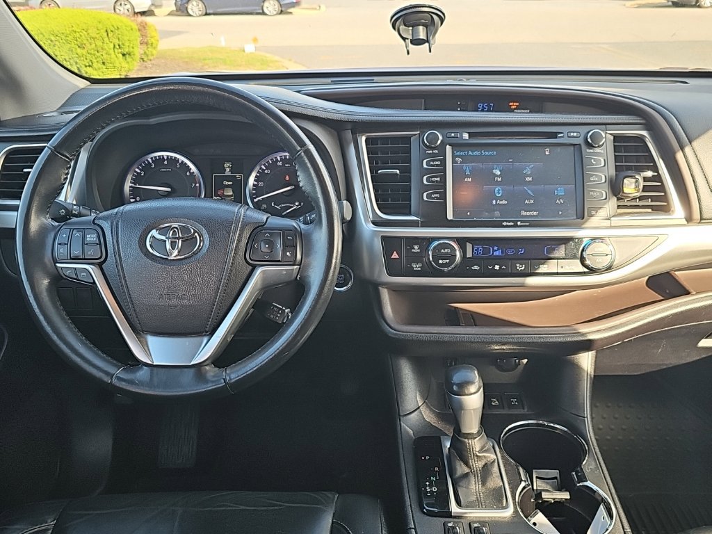 Used 2015 Toyota Highlander XLE AWD/4WD image 2