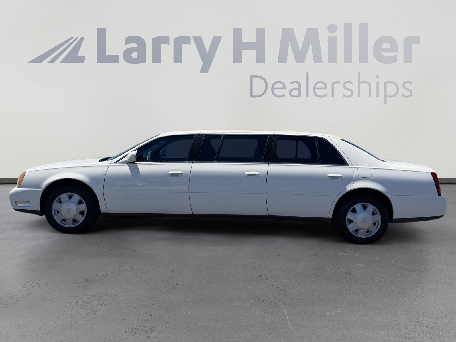 Used 2003 Cadillac De Ville Limousine FWD image 2