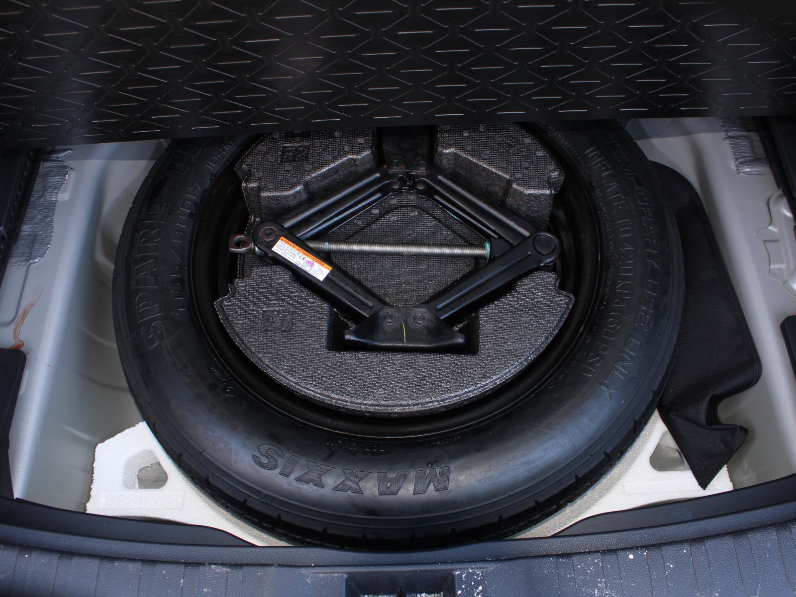 Used 2021 Toyota RAV4 XLE w/ Convenience Package image 9