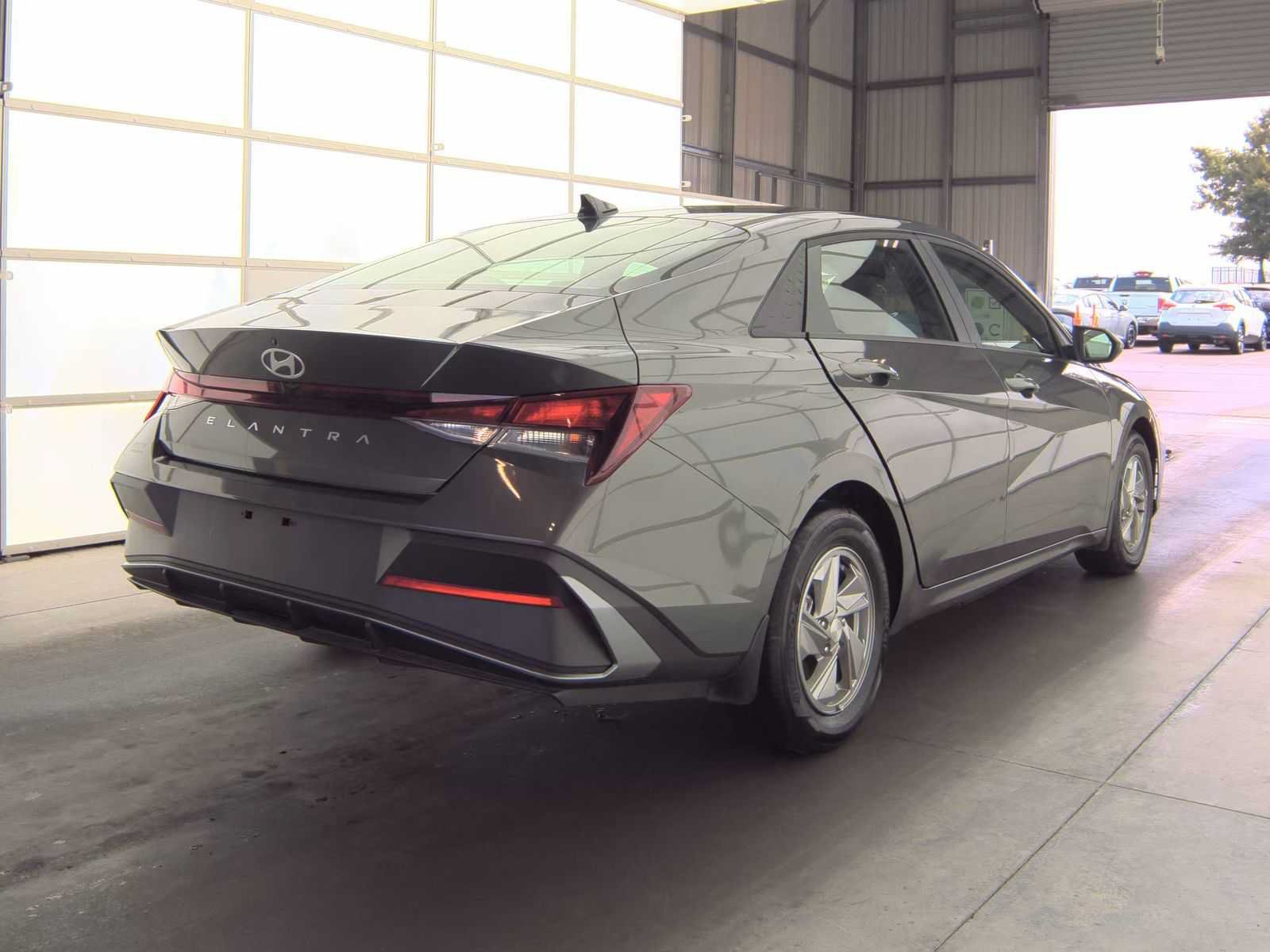 Used 2026 Hyundai Elantra SE FWD image 3