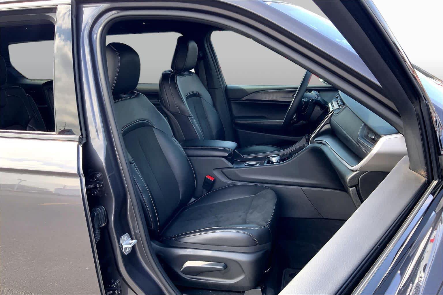 Used 2025 Jeep Grand Cherokee L Laredo AWD/4WD image 9
