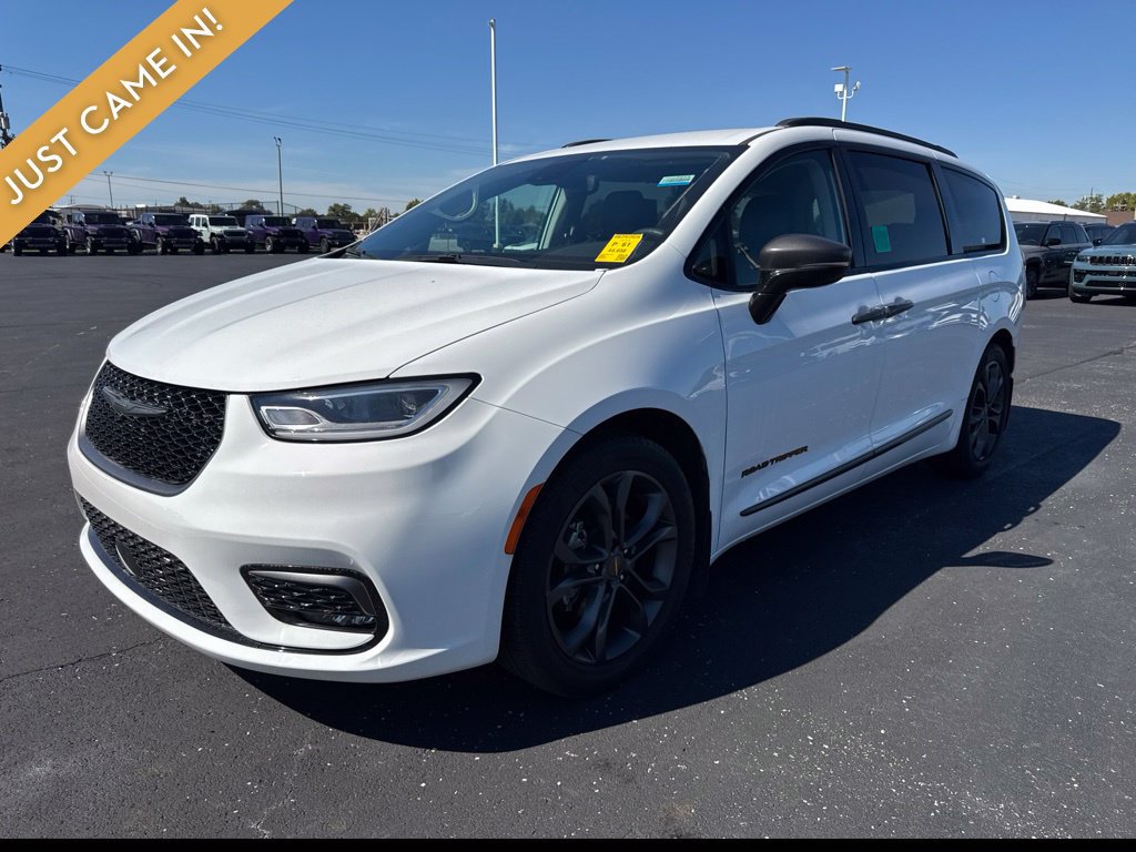Used 2024 Chrysler Pacifica Touring-L w/ Uconnect Theater Family Group FWD image 3