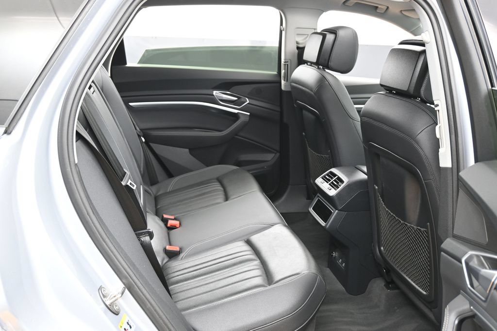 Used 2022 Audi e-tron Premium Plus w/ Premium Plus Package AWD/4WD image 33