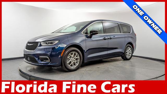 Used 2025 Chrysler Pacifica Select FWD image 1