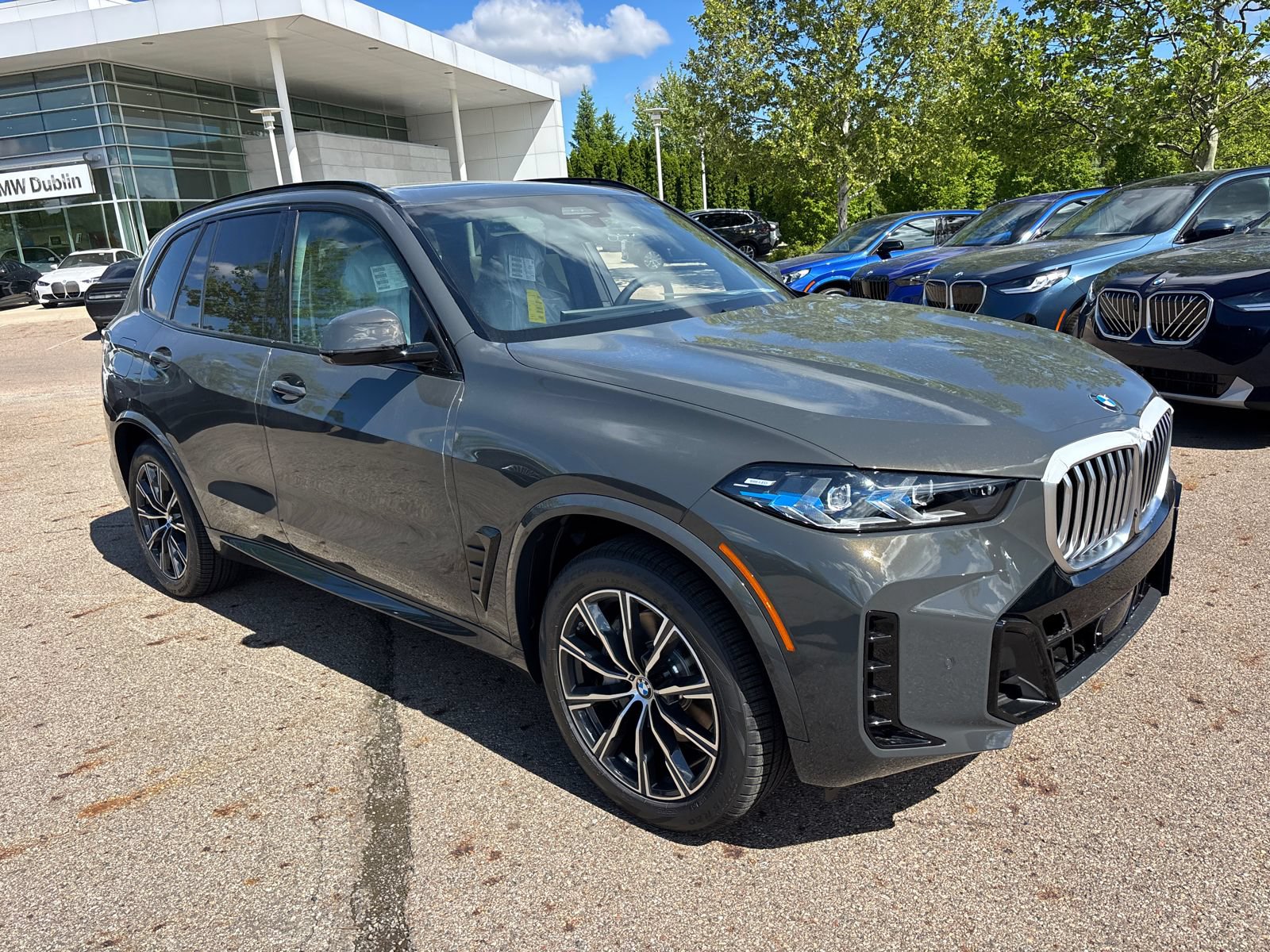 New 2026 BMW X5 xDrive40i w/ M Sport Package AWD/4WD image 3