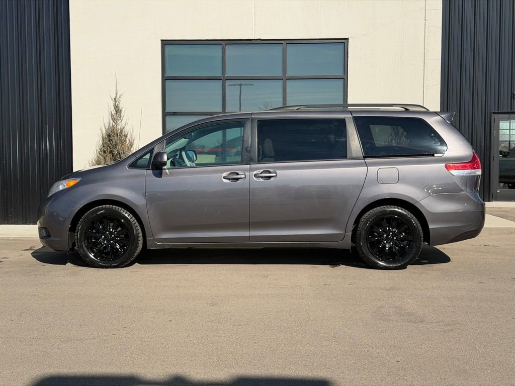 Used 2012 Toyota Sienna LE w/ Towing Pkg image 2