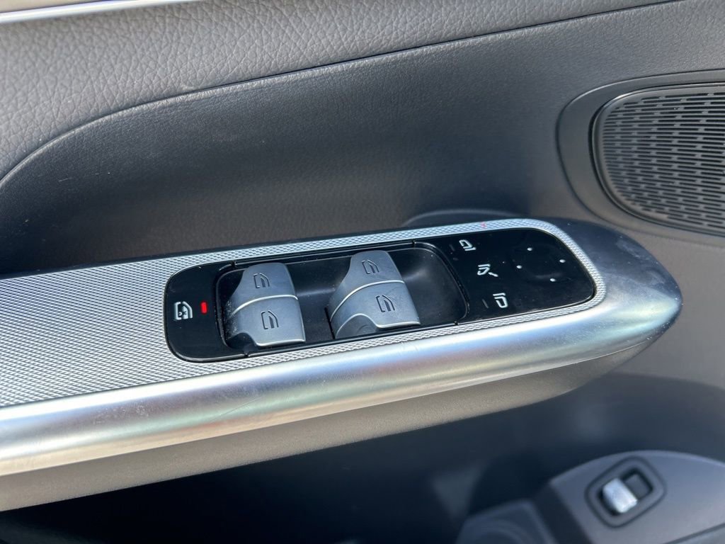 Used 2024 Mercedes-Benz GLC 300 4MATIC image 13